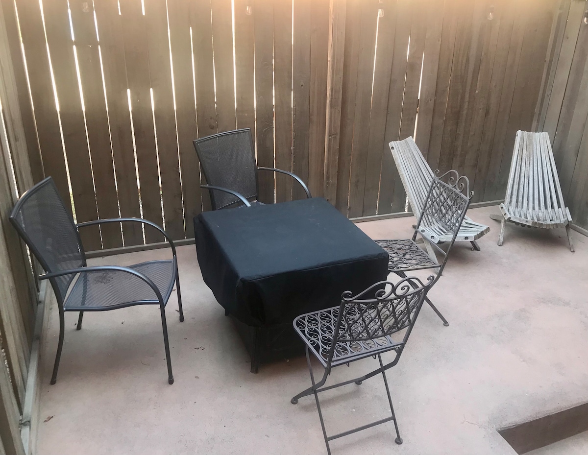 Patio Suite 101-King Bed, Parking Space, Dogs