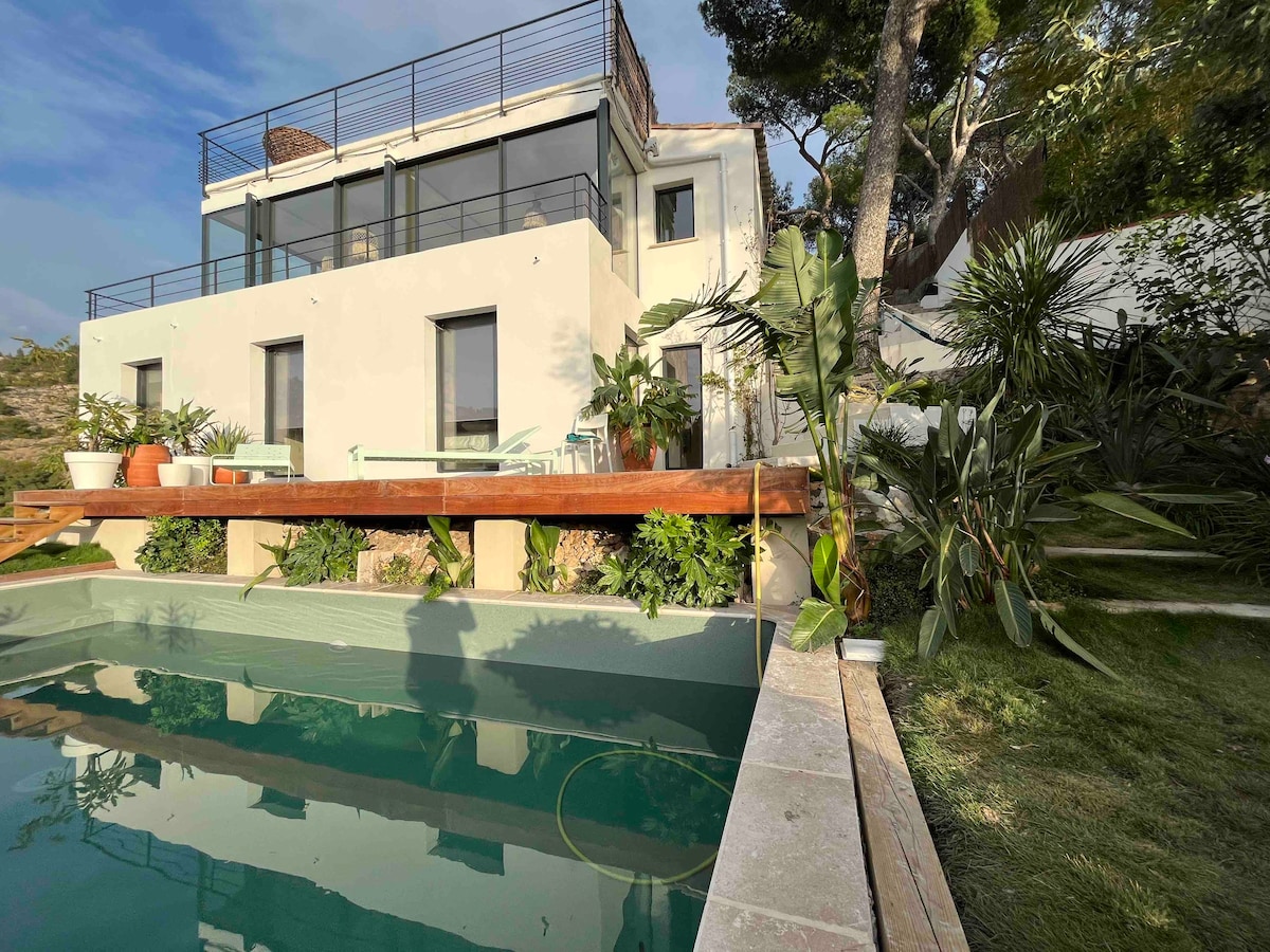 Villa avec piscine dans une calanque vue/accès mer