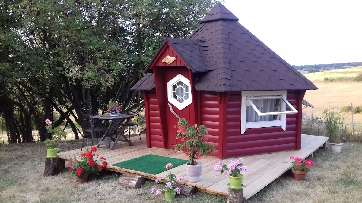 睡在芬兰古塔小屋，欣赏美景。