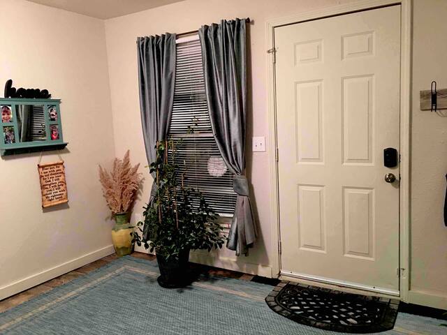 ladies room-studio with kitchenette near ihopkc