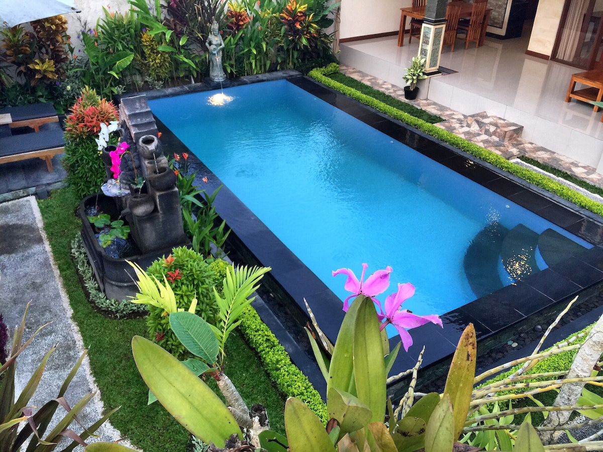 Okioka别墅设有私人游泳池，位于稻田乌布