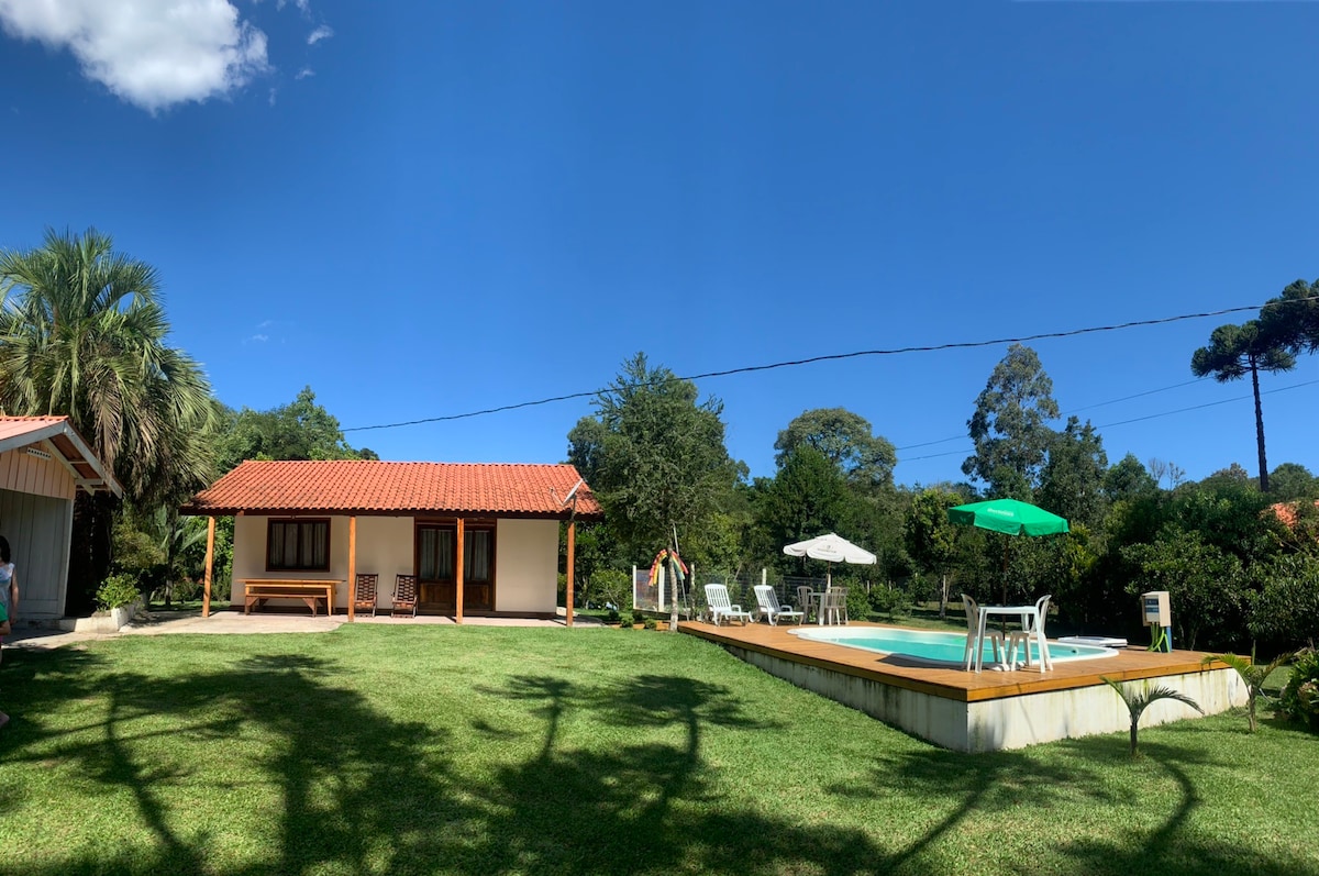 南阿古多斯（ Agudos do Sul ）带泳池和水力按摩的房子