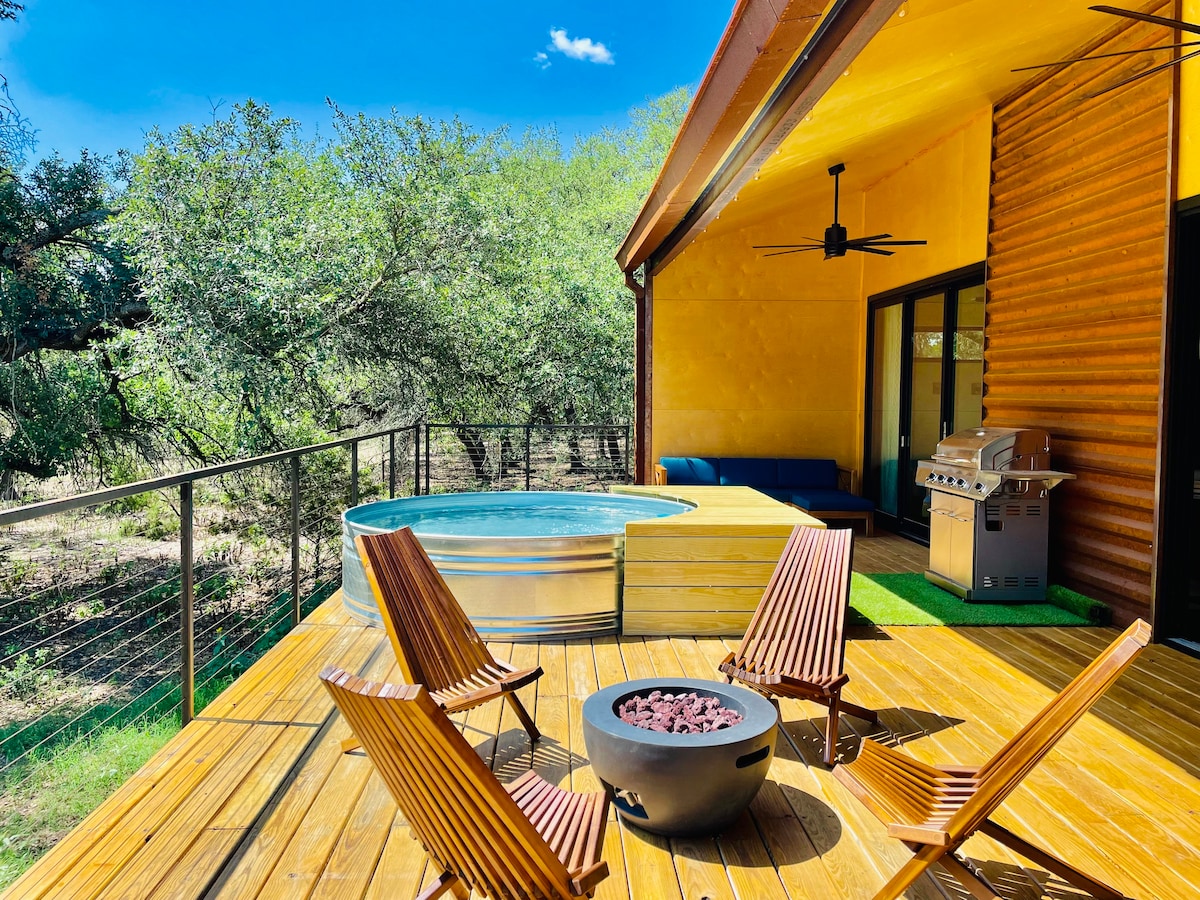 Gorgeous Modern Cabin w Heated Pool & Firepit