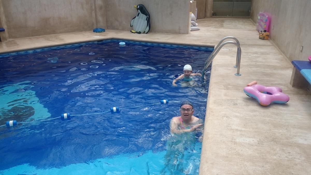 带公寓的供家庭团体使用的恒温泳池