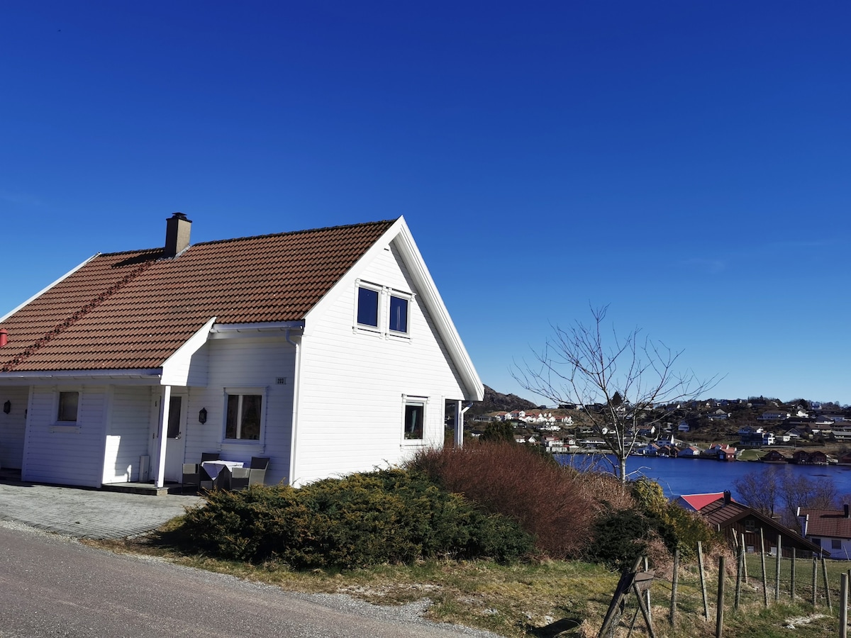 Landlig feriehus ved sjøen med fiskebåt!