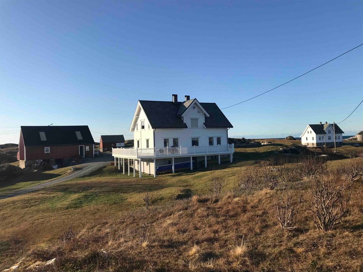 Hytte på øy ved havet nært Bergen. Båt kan leies