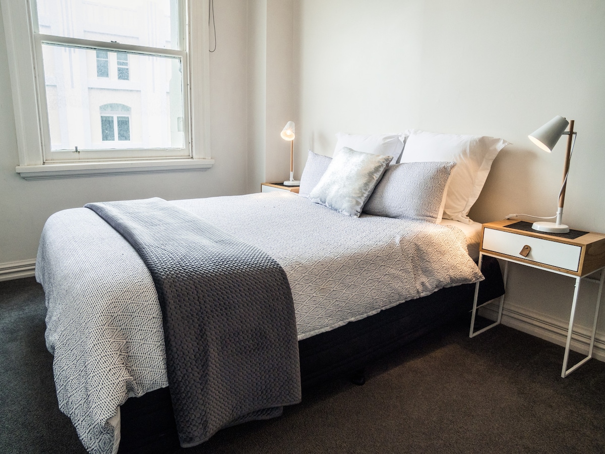 U Suites on Manners ：公寓标准双人床