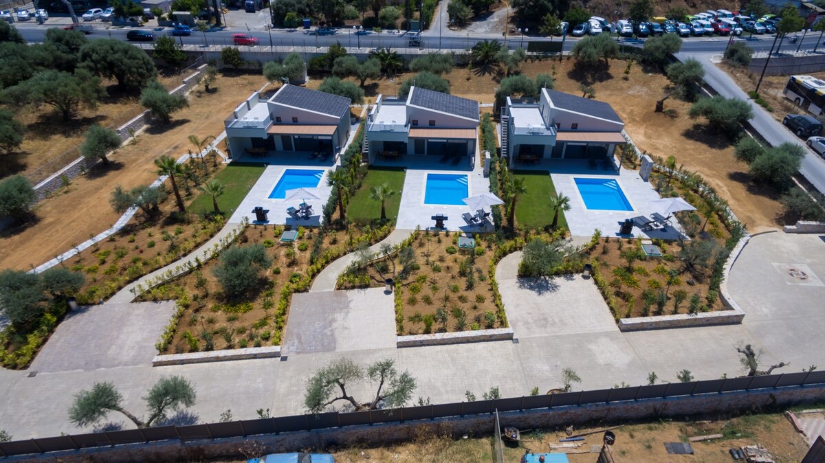 3Prvt Heated Pool-New villas 18 sleeps-Walk to ALL