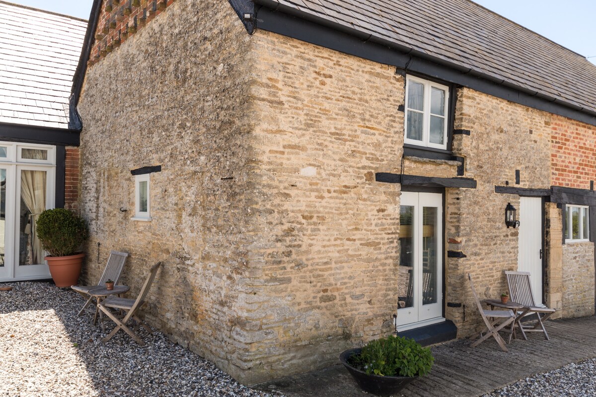 The Nest, A Cosy Cotswold 2 Bed Barn,
