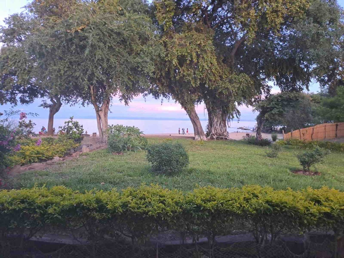位于Nkhotakota KhayaLethu Cottage的湖景观房