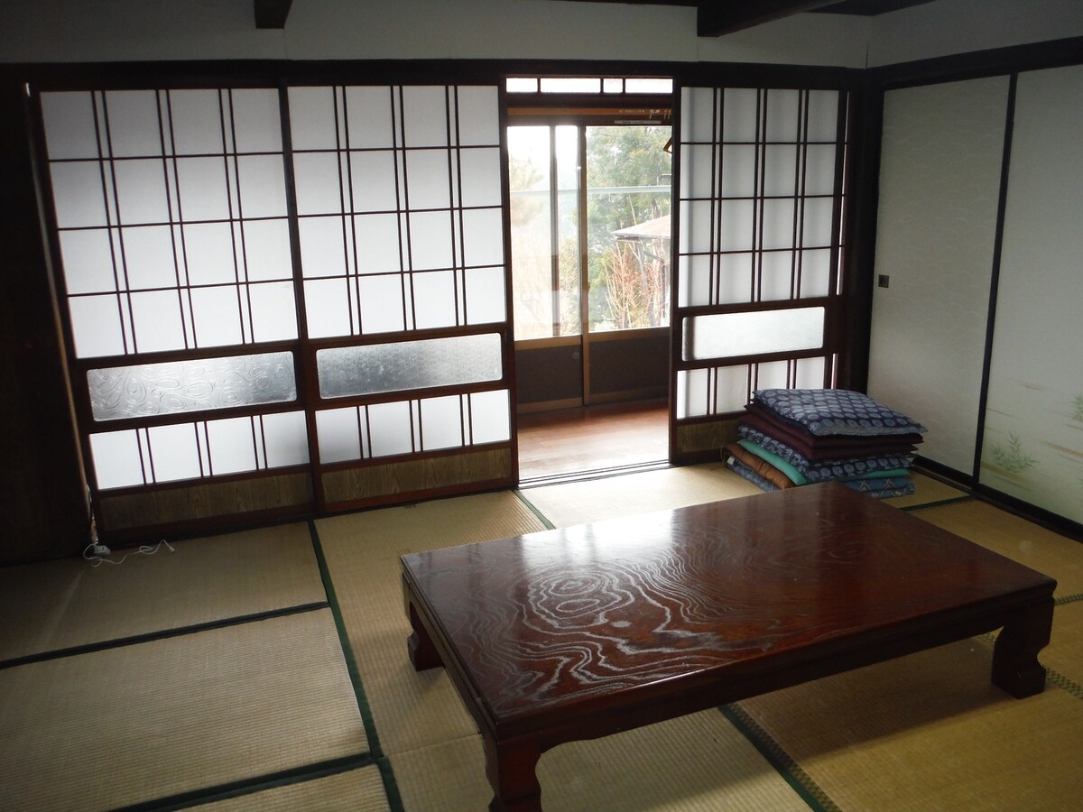 山村（ Yamamura ）的古老房子。在乡村体验后喝酒，如养殖、养鸡、猎捕陷阱或DIY。