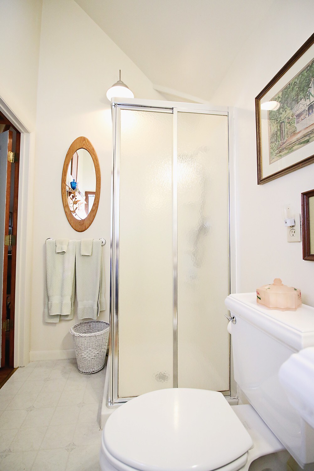 Mellon Room (shared bathroom) - Ebenezer House Bed and Breakfast