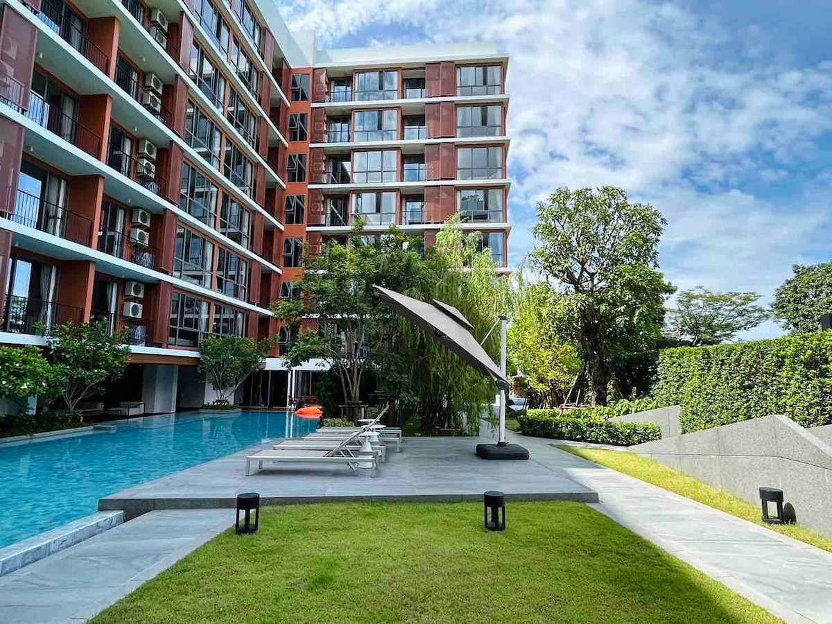 Sukhumvit Luxury condo/malls/BTS/massage/pools