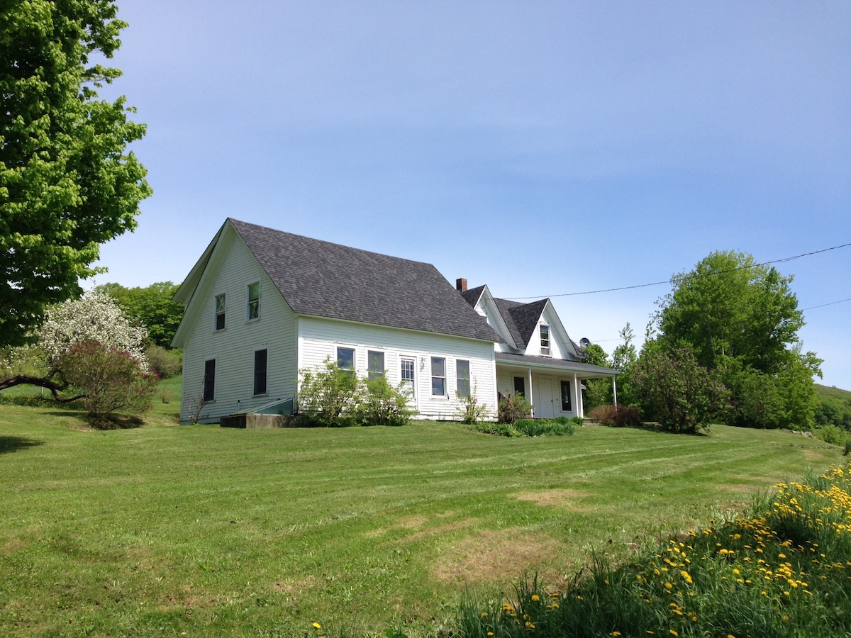 位于Andersonville NEK West Glover Vermont的Farmhouse Farmhouse
