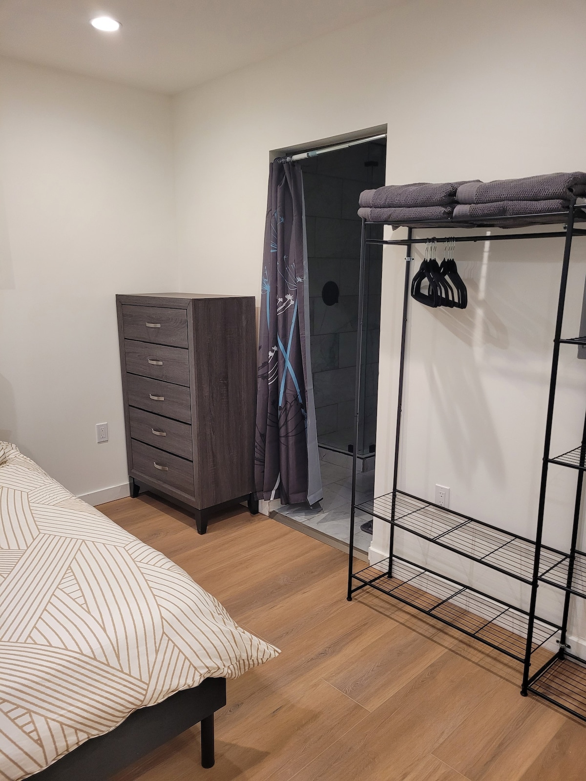 1间卧室套房，配备全功能厨房、洗衣机、烘干机、空调。