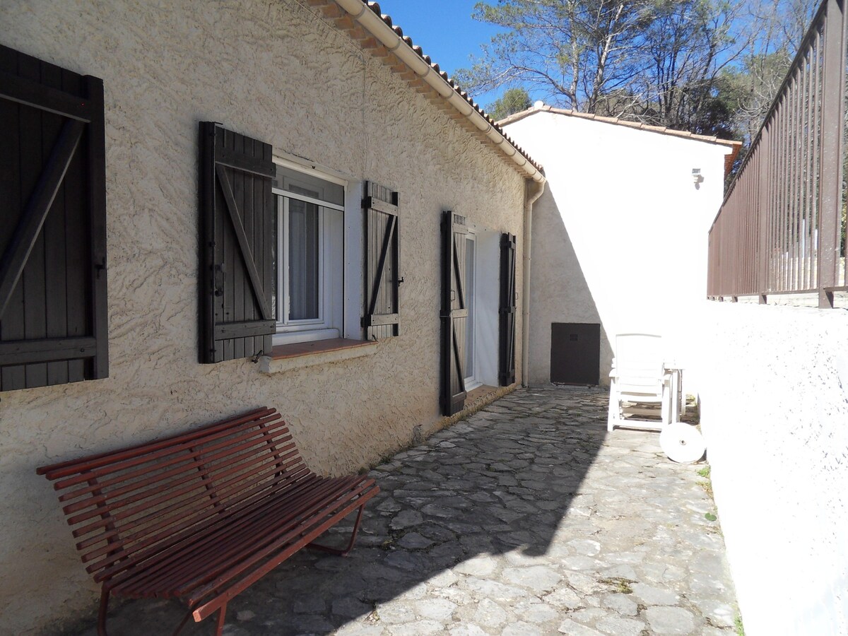 Maison de plain pied avec piscine, à la campagne.