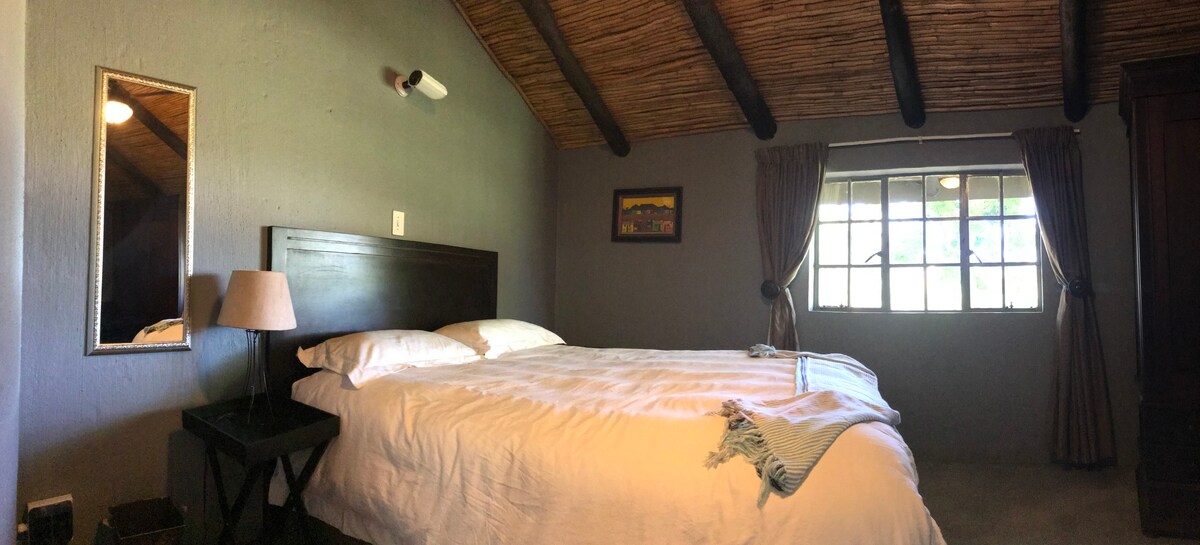 Kruger Ranch - Lodge - Zebra Room Shared Bathroom