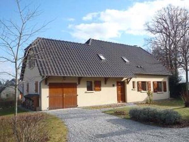 Three-bedroomed house with communal pool