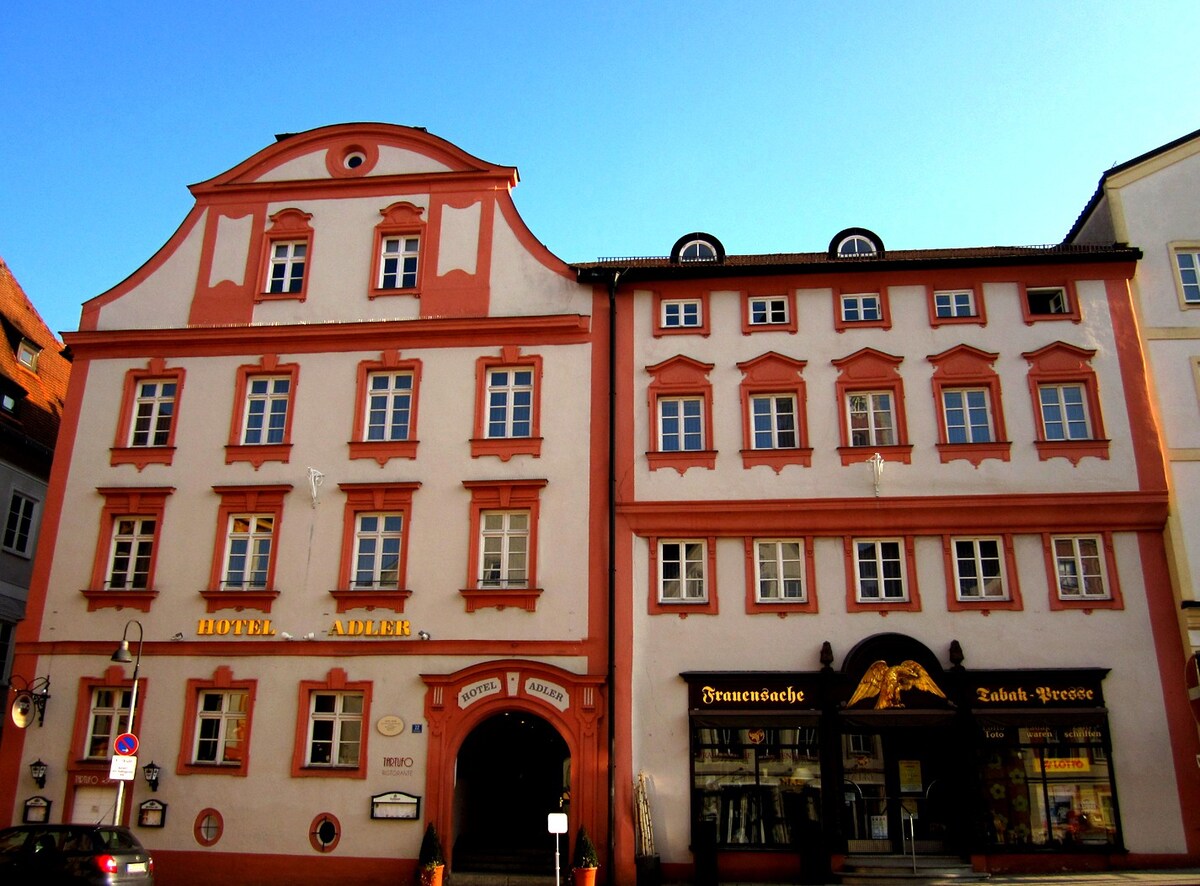 艾德勒酒店（ Eichstätt ） ，老城中心地带的"标准"三人间，提供免费无线网络