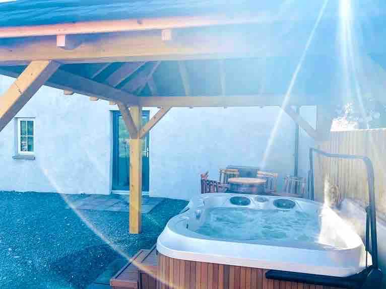 紫杉树谷仓，带按摩浴缸，配备按摩浴缸品牌热水浴缸..........