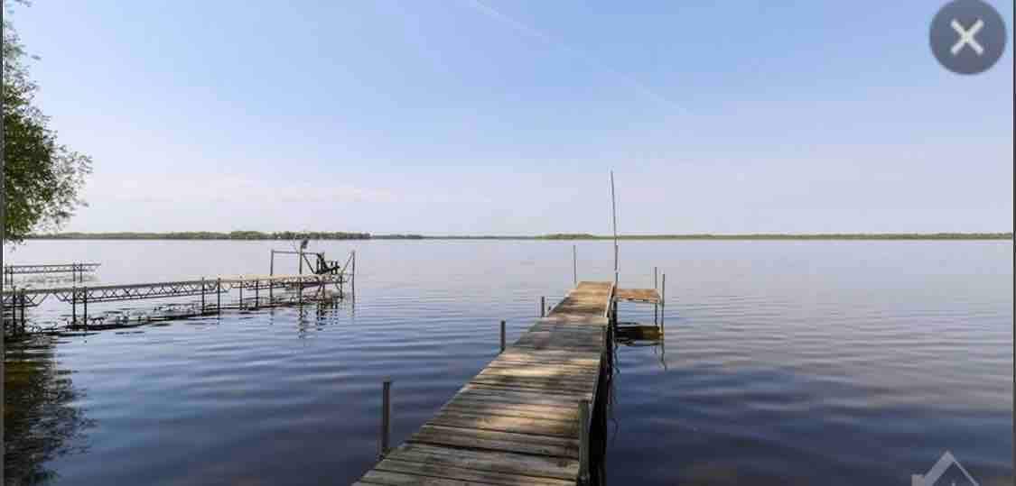 Cheerful 2-bed lakeside retreat with sunset view!