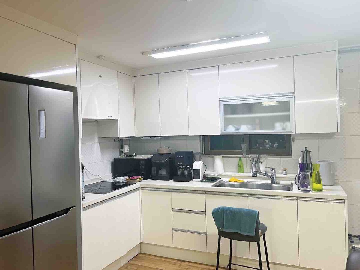 5mins from Gangnam St. 3 bed rooms shared with me!