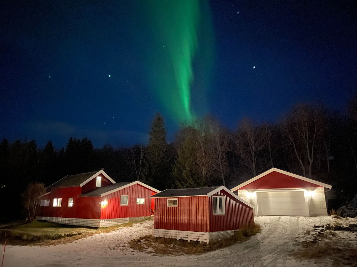 Hus med hagestue,naust  og anneks ,på  Håkøya