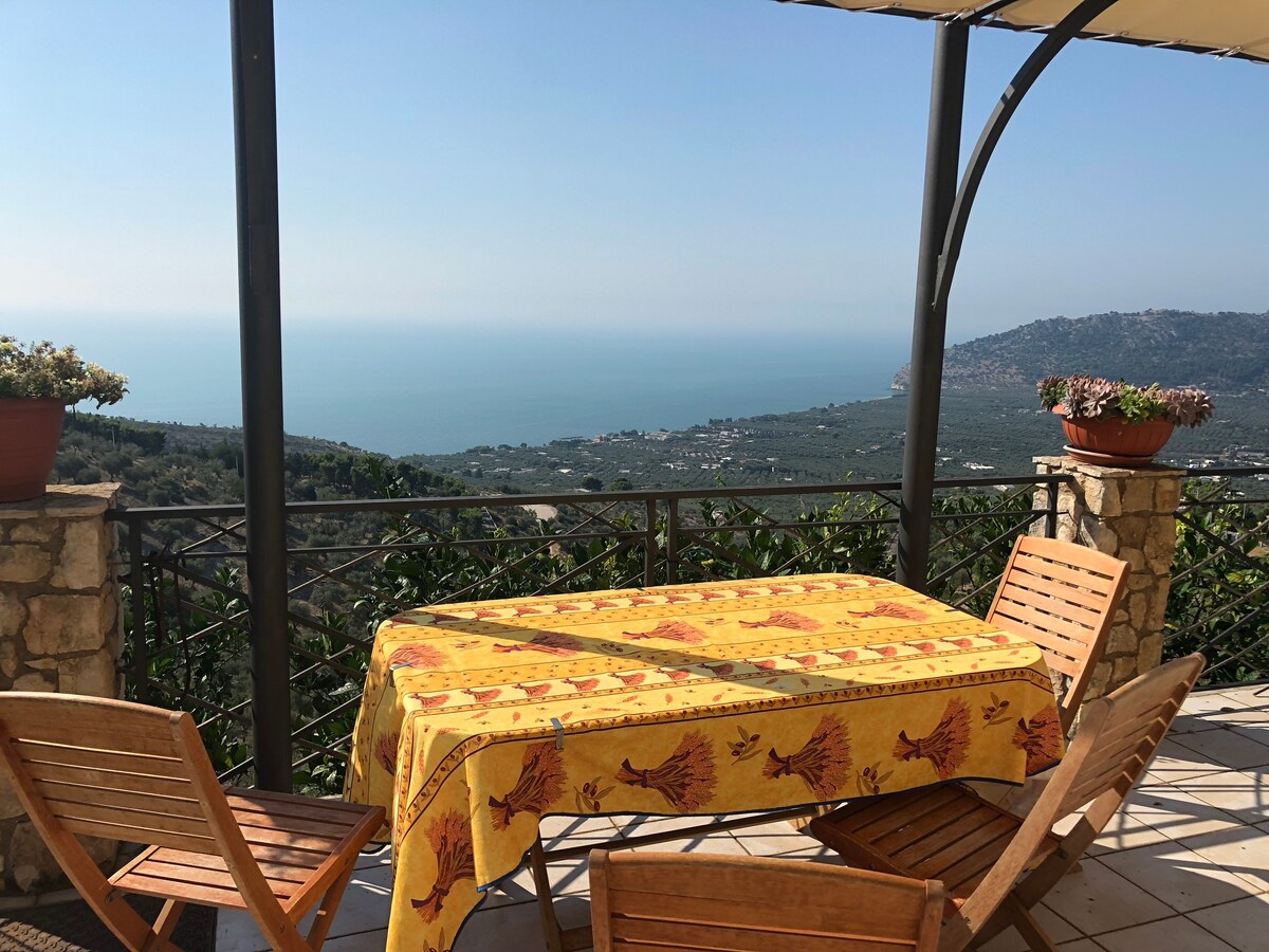 Summer cottage with view and pool