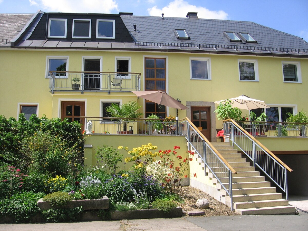 Ferienhof Jungkunz (Schwarzenbach am Wald), Rollstuhlgeeignete Ferienwohnung mit Südterrasse und kostenfreiem WLAN