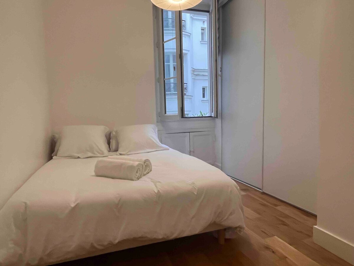 Chambre cosy dans un bel immeuble Haussmanien