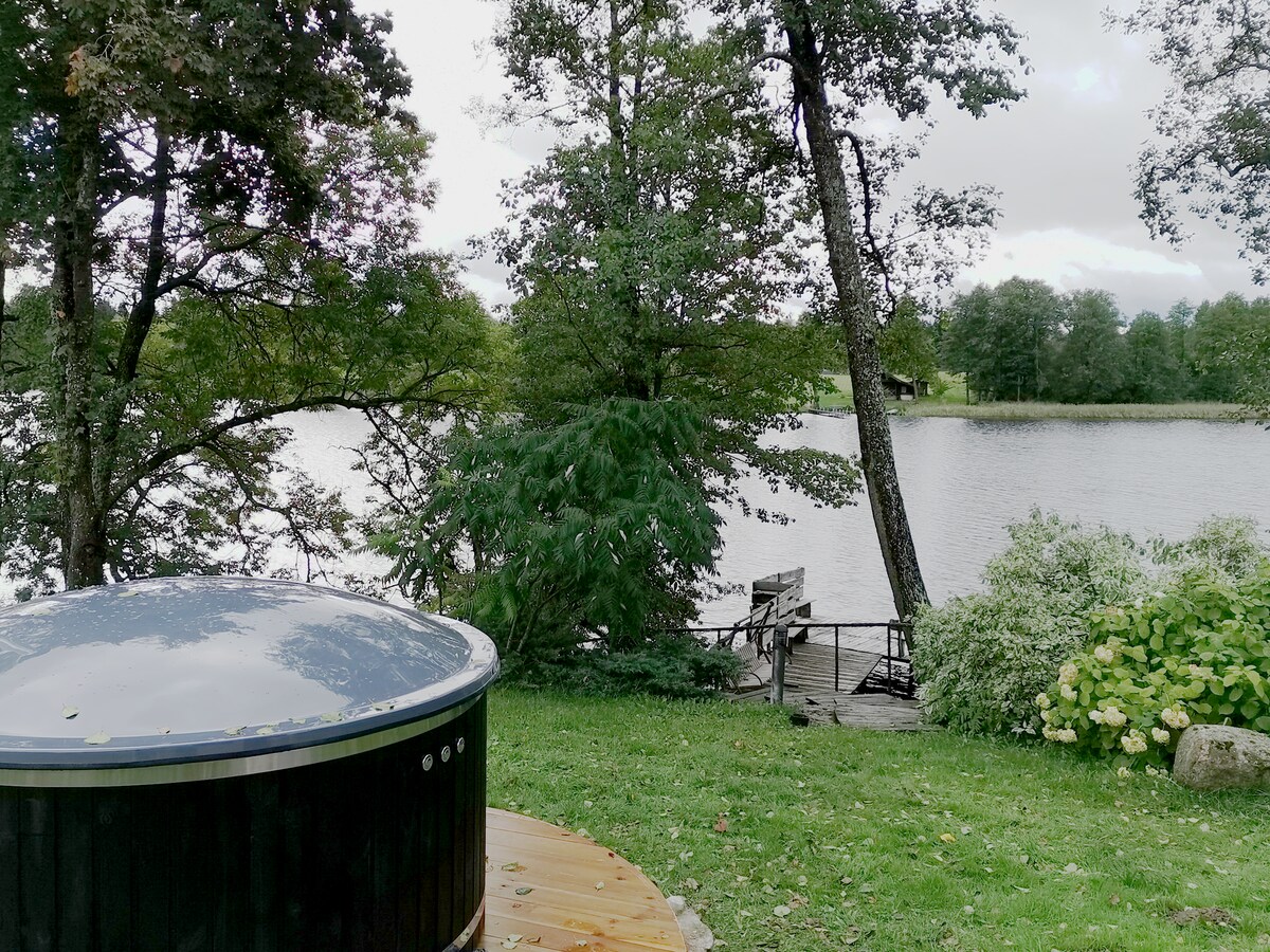 「Sodyba pas Asta」湖畔别墅，配备桑拿房和热水浴缸