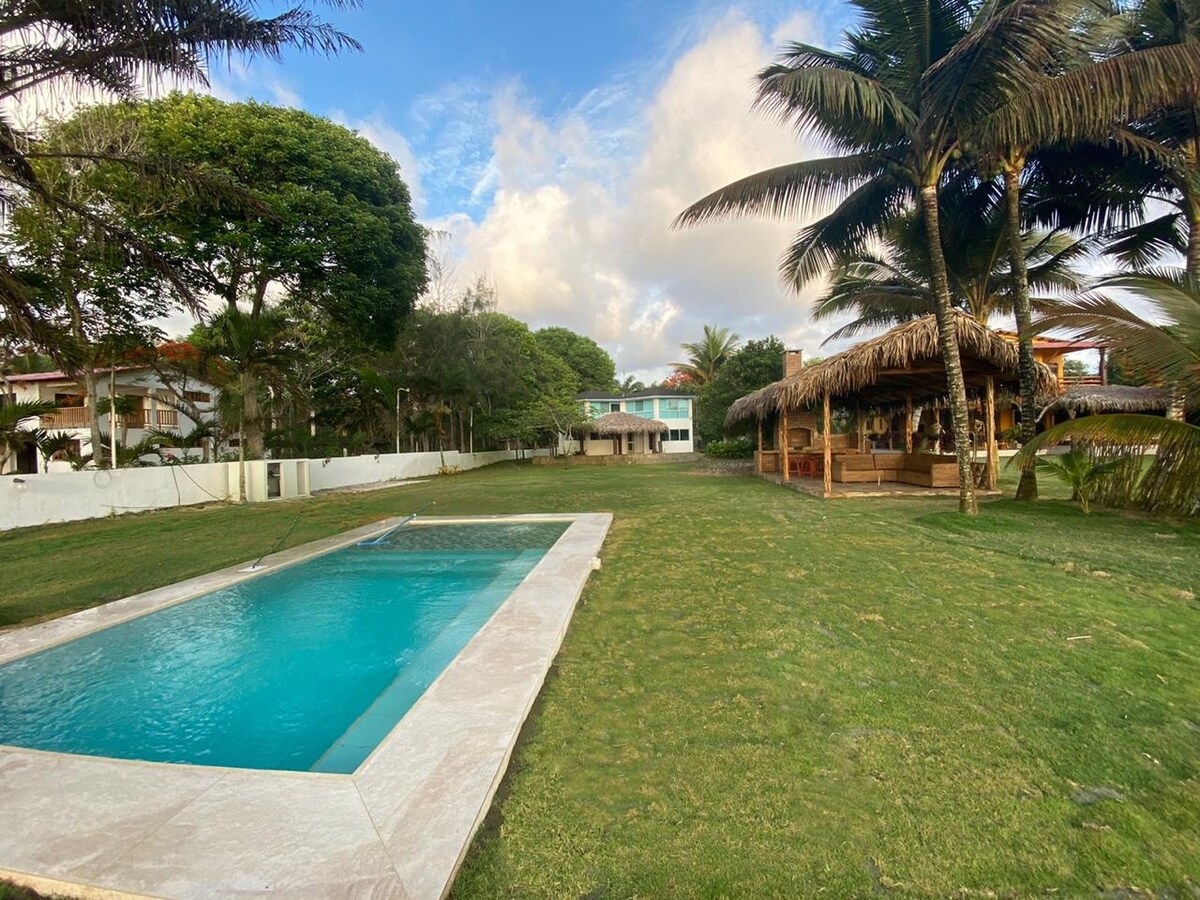 海滨别墅，巨大的后院，带泳池