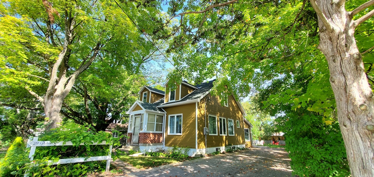 Georgian Bay Cottage-HotTub/Sauna/Swim/Hike/Marina