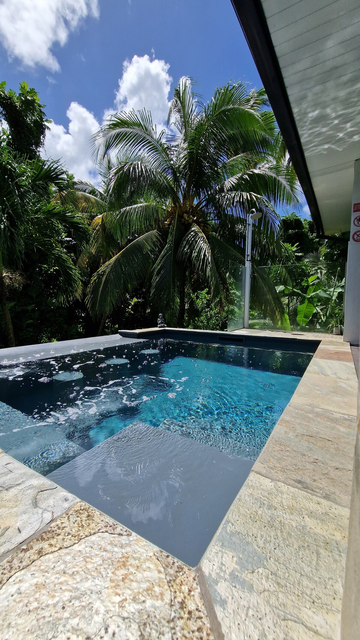 Bali, haut de villa avec sa piscine chauffée