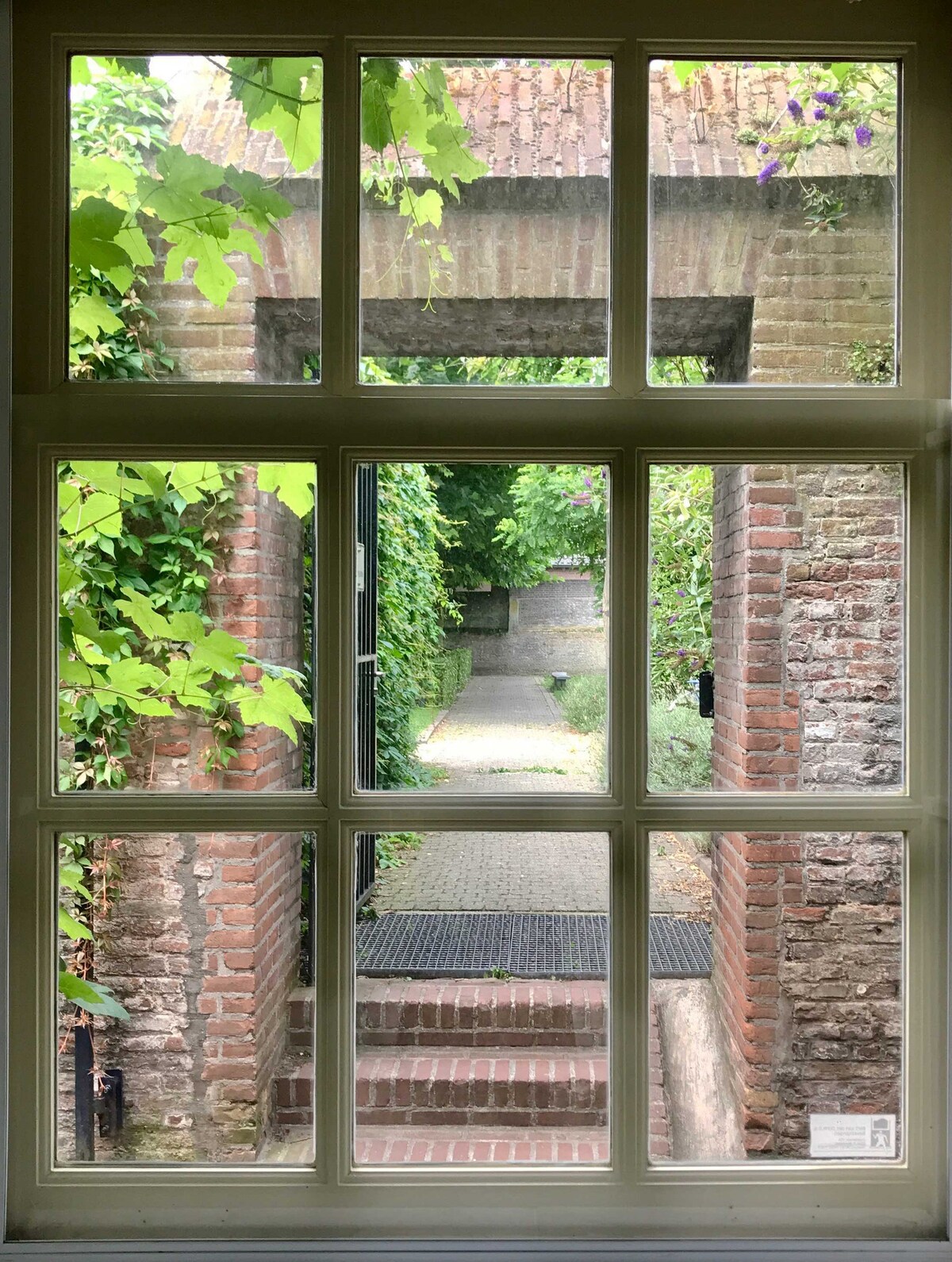 Unique tranquil spot with garden, centre Den Bosch