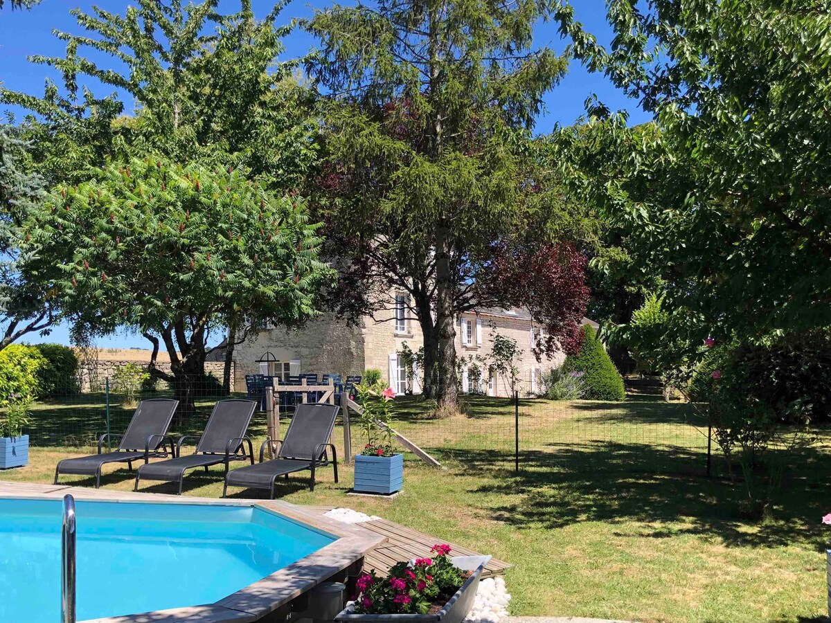 Near Poitiers. Cinema/bar/game room. Private pool