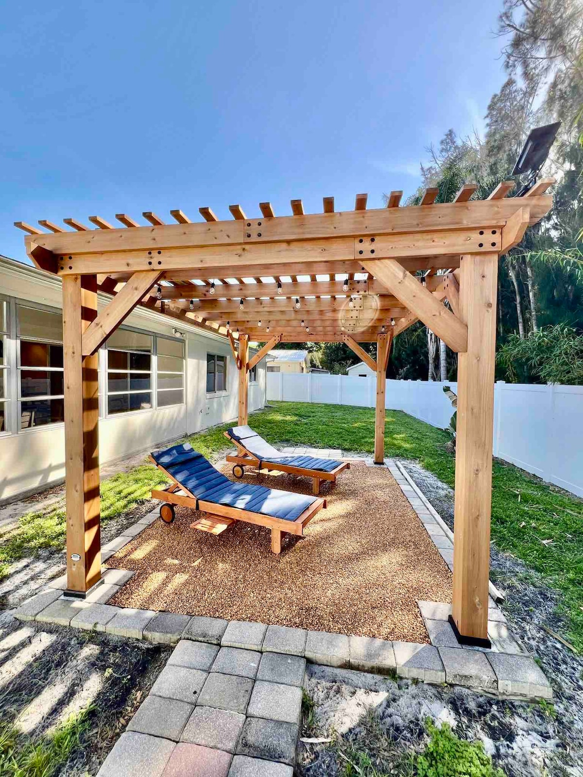 Peaceful Backyard/Sun Room wAC+Beach/Dining Nearby