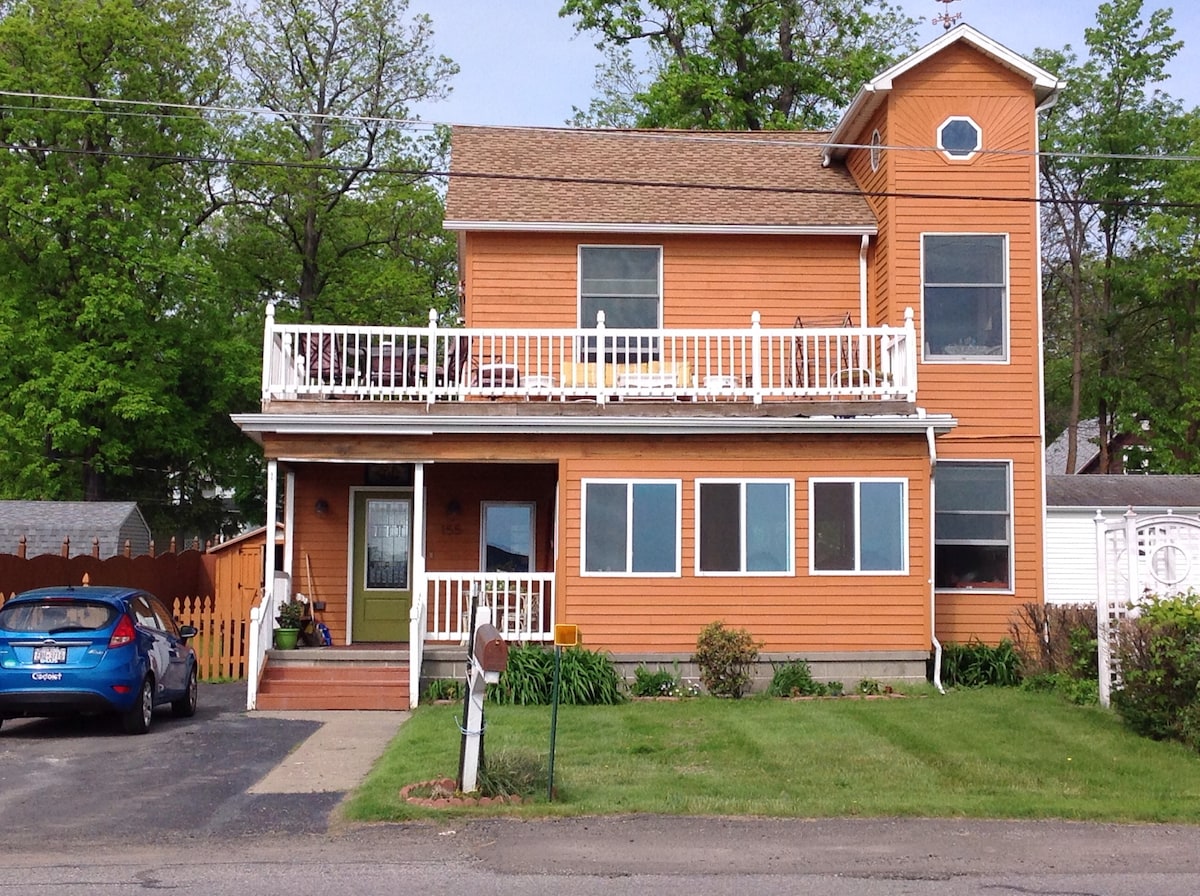 伊利湖（ Lake Erie ）的雪松海滩（ Cedar Beach House ）