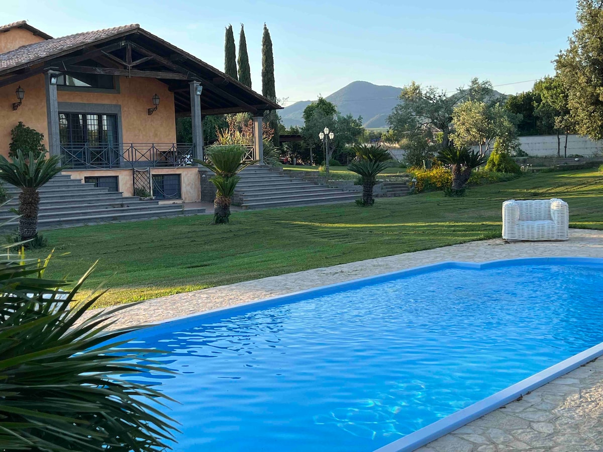 Luxury Villa Casale Centocorvi with garden e pool