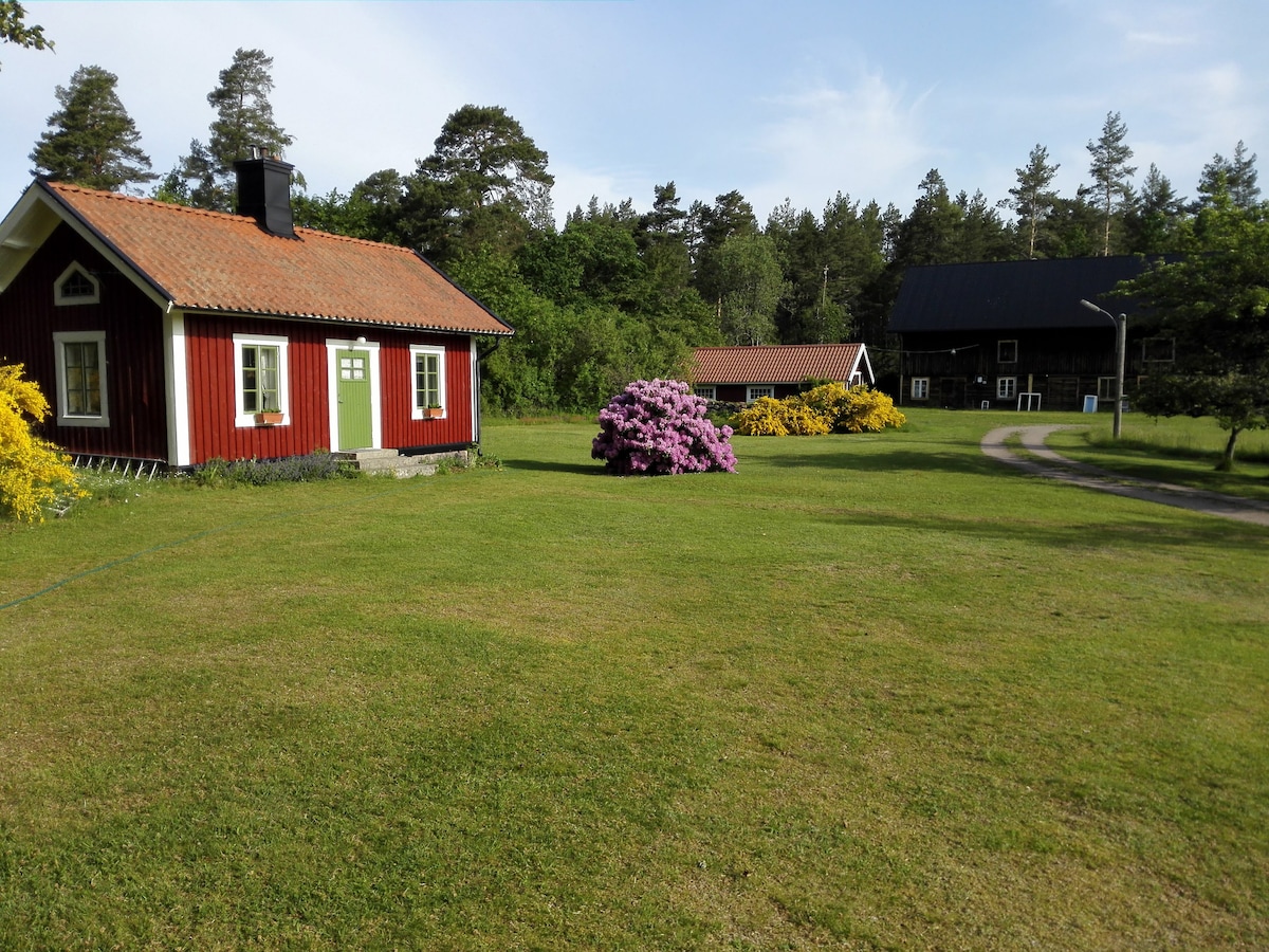 Lemunda Gård ，靠近Vättern ，步行和自行车道都很好