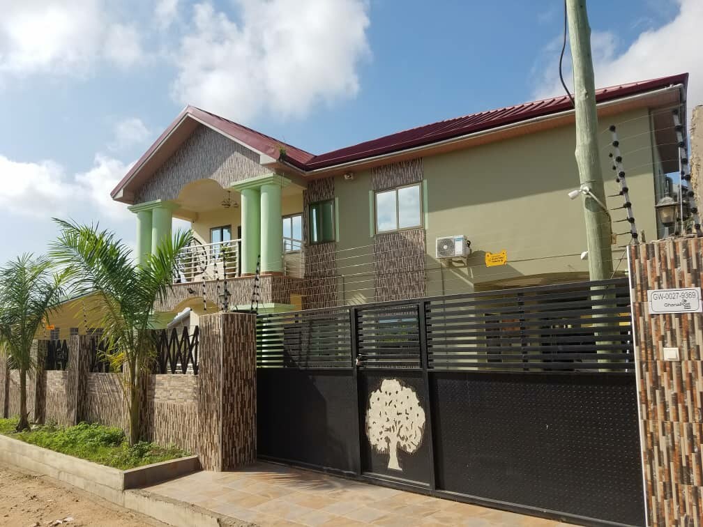 Lovely 3 bedroom all ensuite apartment with free parking space. There are 2 apartments of 3 BDR’S on the compound with privacy for each apartment thats ground floor and first floor