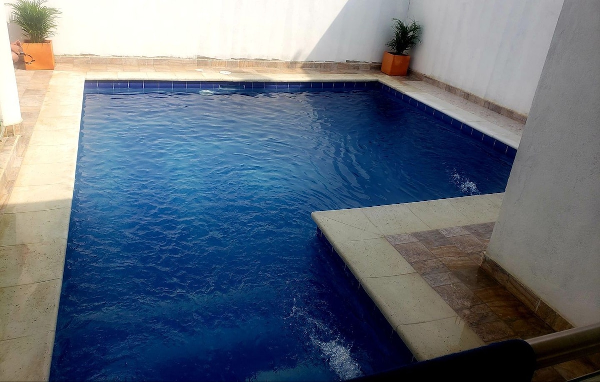 Casa con piscina completamente privada.