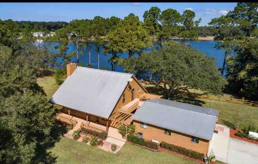 Country cabin on lake, game room, kayaks, fire pit