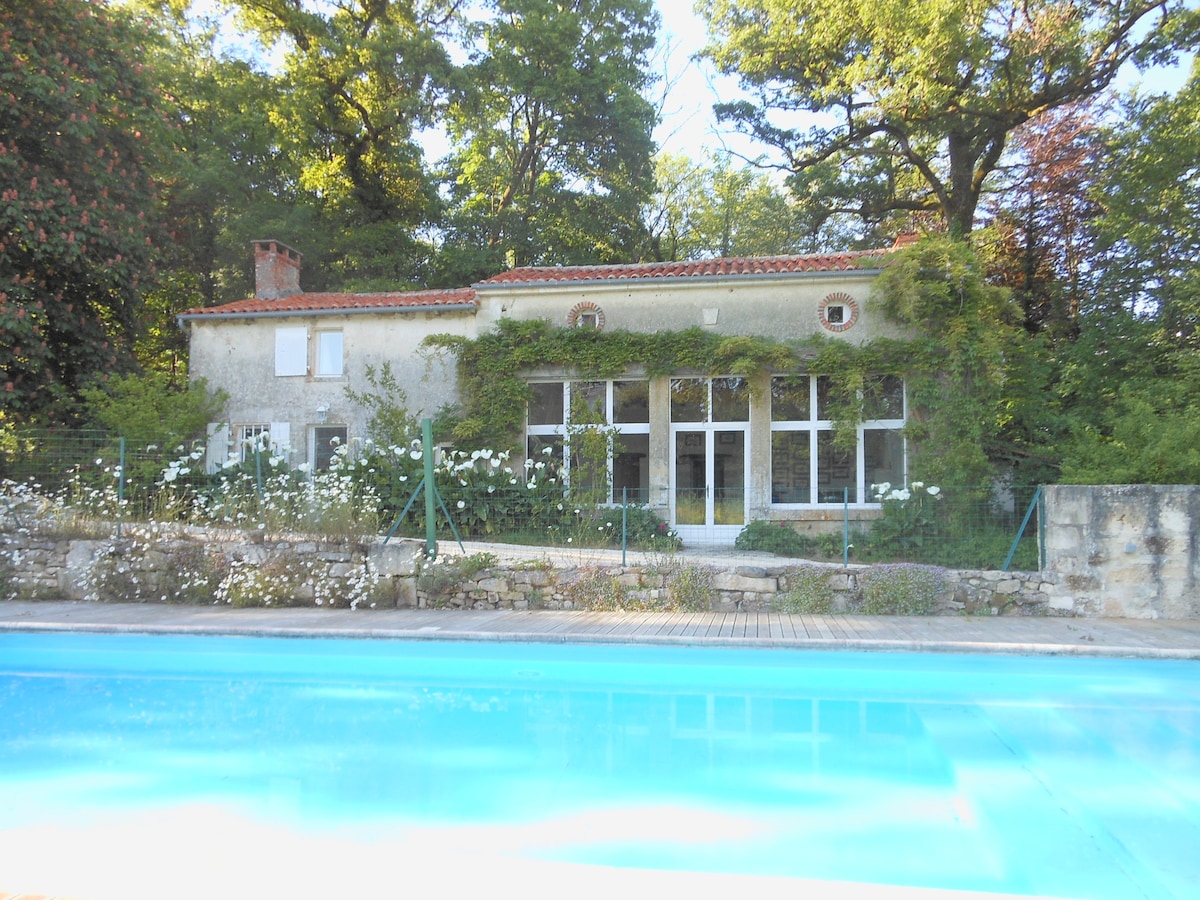 Nature, calme,  piscine  privée pour 11 personnes