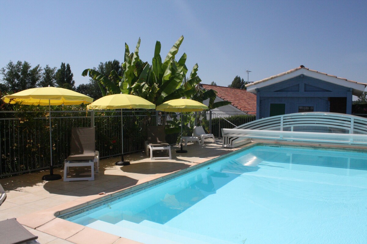 Gîte agréable, avec piscine, billard. Vue campagne