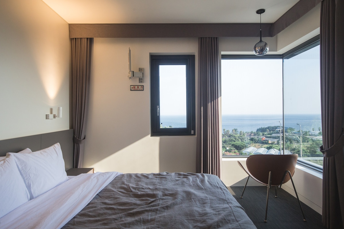 豪华客房#迷人的海景、带Bum岛的角落窗户、免费美食、设计住宿