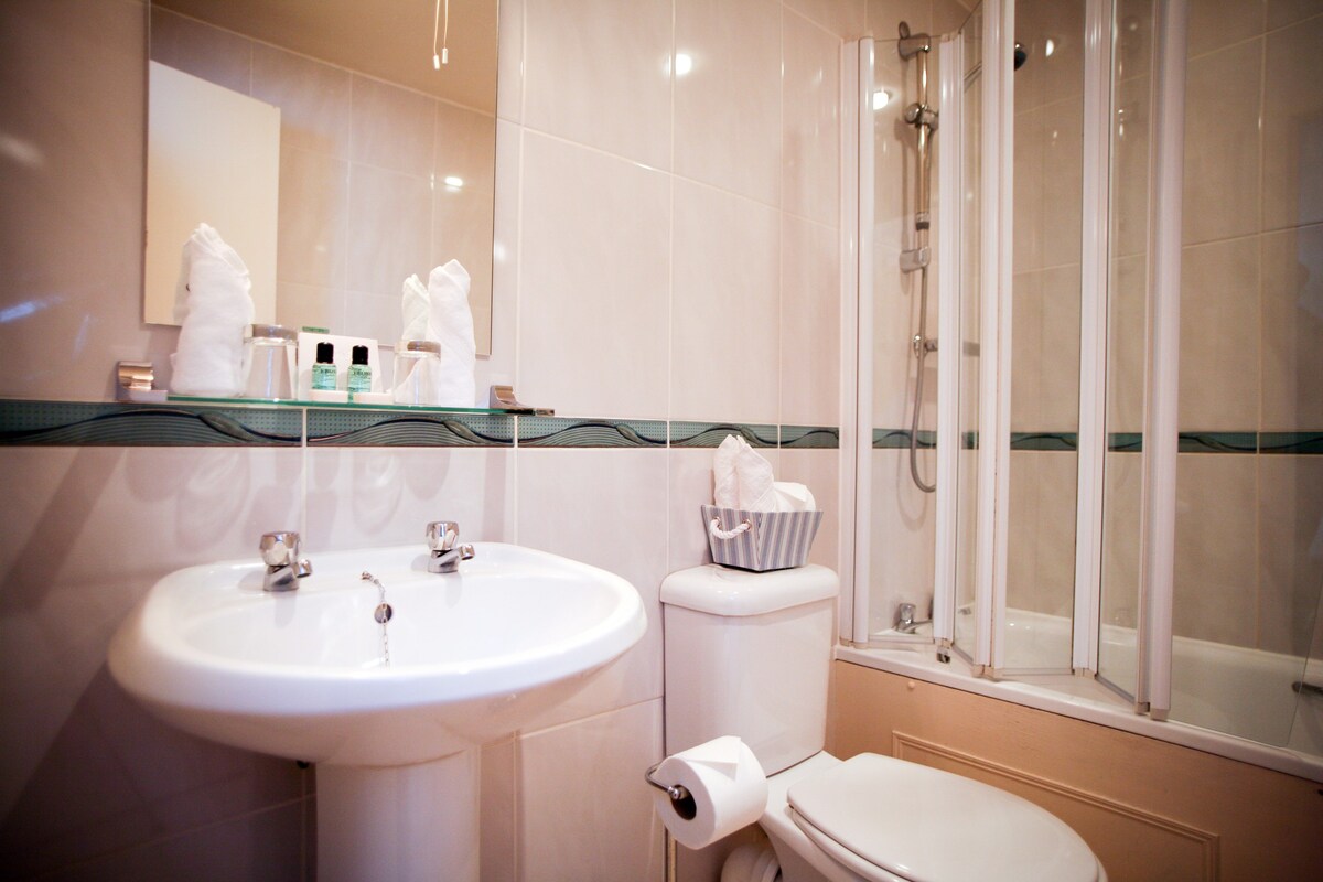 Deluxe room en suite shower over bath