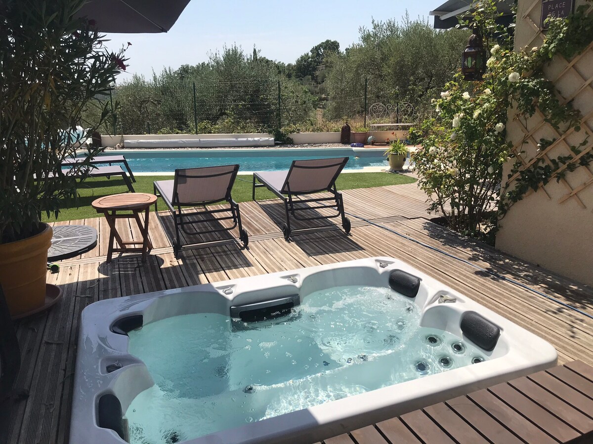 Villa avec piscine et jacuzzi, jolie vue.Au calme!