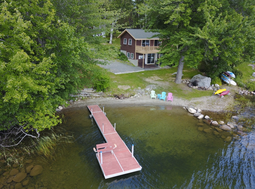 天鹅湖小屋，私人海滩，缅因州中部