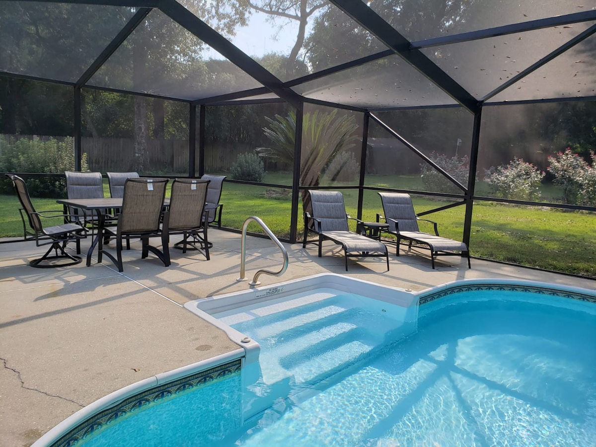 Private Getaway: Expansive, Heated, Screened Pool!